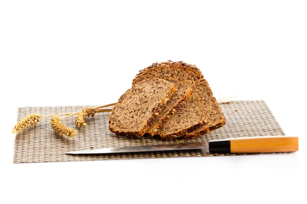 Biobread brauner Samen isoliert auf weißem Hintergrund — Stockfoto