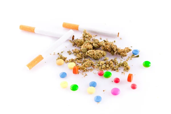 Maconha e pílulas no fundo branco, fumante — Fotografia de Stock