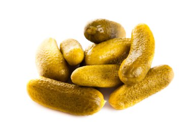 beyaz zemin üzerinde izole salatalık turşusu