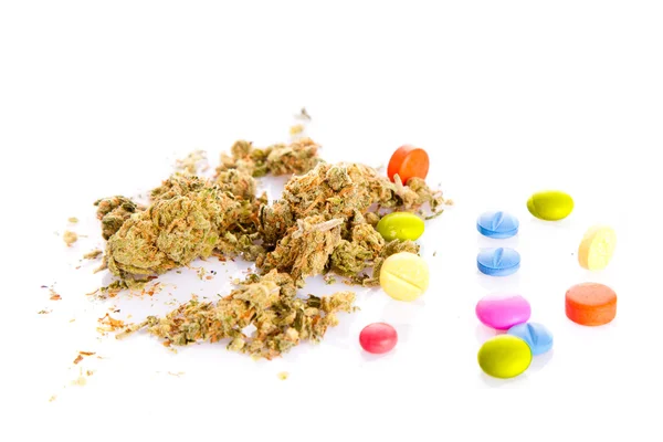 Marihuana und Pillen isoliert auf weißem Hintergrund — Stockfoto