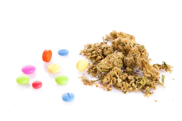 Marihuana y pastillas aisladas sobre fondo blanco — Foto de Stock