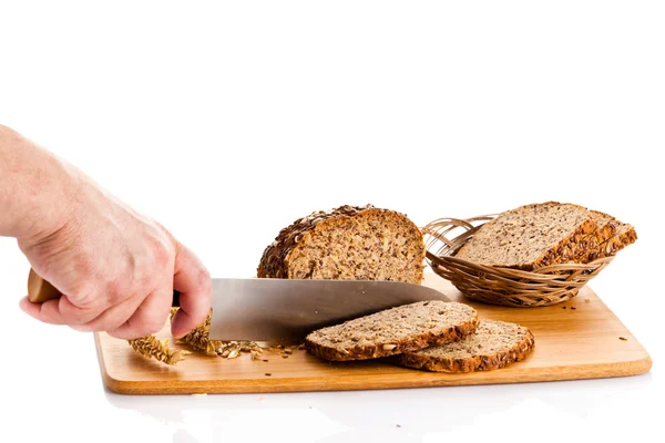 Hombre corte a mano pan aislado sobre fondo blanco — Foto de Stock