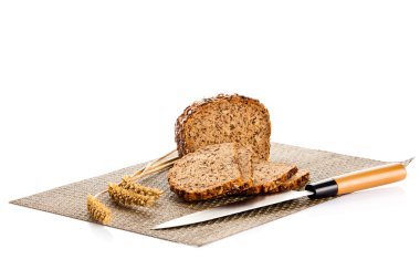 Beyaz arka plan üzerinde izole kahverengi tohum biobread