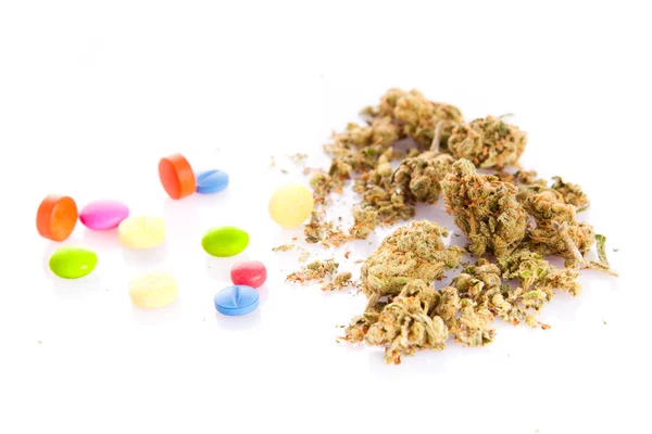 Marihuana und Pillen isoliert auf weißem Hintergrund — Stockfoto