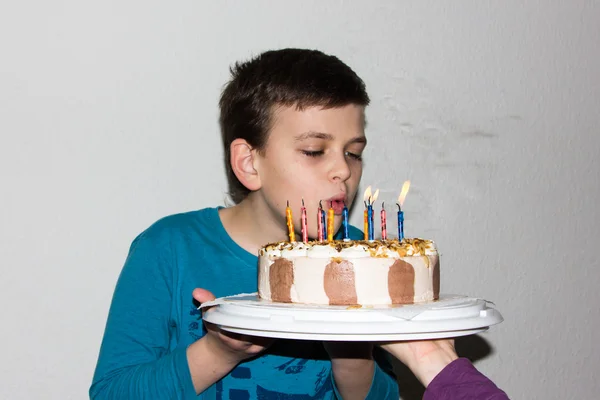 お誕生日おめでとうございます息子ケーキのろうそく — ストック写真