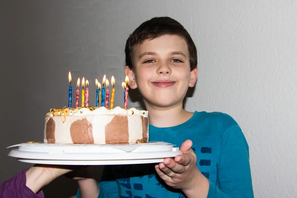 お誕生日おめでとうございます息子ケーキのろうそく — ストック写真