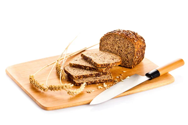 Pão de semente marrom bio isolado no fundo branco — Fotografia de Stock