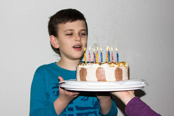 De cake van de kindverjaardag. kaarsen zoon — Stockfoto