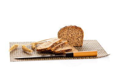 kahverengi tohum bio ekmek izole üzerinde beyaz arka plan