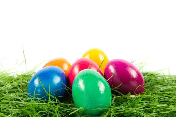 Busket üzerinde yeşil ciğeri izole Paskalya yumurtaları — Stok fotoğraf