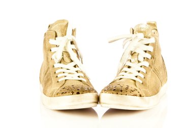 Beyaz arka planda modern spor ayakkabıları