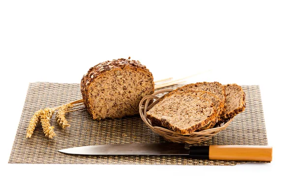 Hoja de pan integral cortada en rodajas sobre tabla de pan de madera — Foto de Stock