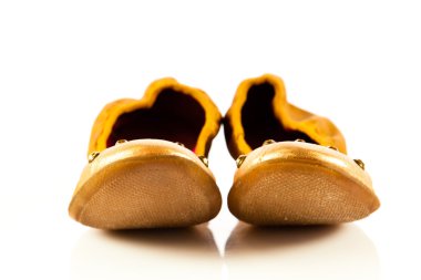 Beyaz arka plan üzerinde çocuk çocuklar durağındayım izole kadın ayakkabı