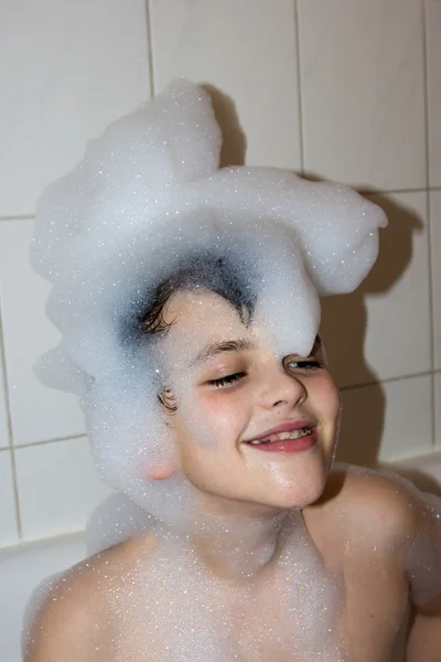 Αυτιστικού παιδιού σε ένα ανώτατο όριο ύψους σαπούνι αφρού χαμογελώντας καπέλο δημιουργική γιος του αφρού — Φωτογραφία Αρχείου