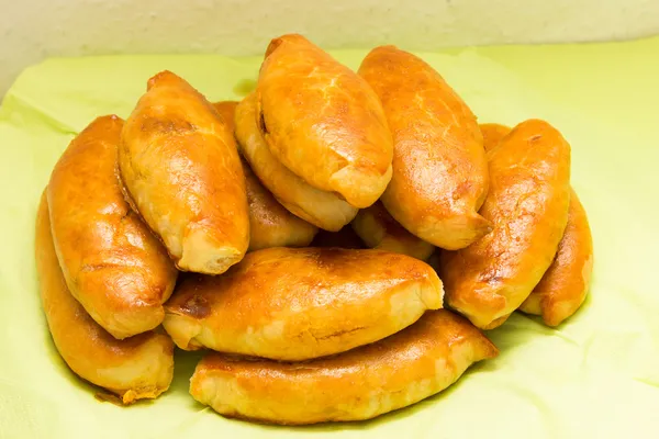 Pirogi patty yemek lezzetli börek yeme — Stok fotoğraf