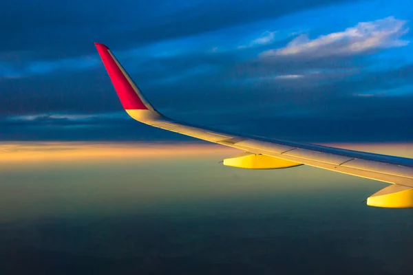 Obloha mraky rovině křídla létání při západu slunce — Stock fotografie