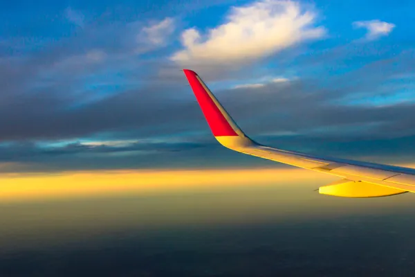 Cielo nubes plano alas vuelo puesta del sol —  Fotos de Stock