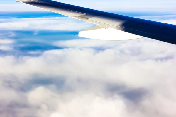 Uçan Kanat bulutlar gökyüzü günbatımı uçak — Stok fotoğraf