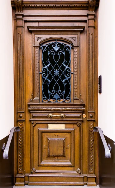 Puerta de madera marrón con rieles, vida privada, entrar, creativo — Foto de Stock