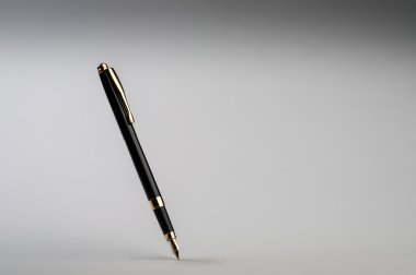 üstünde beyaz defter kalem