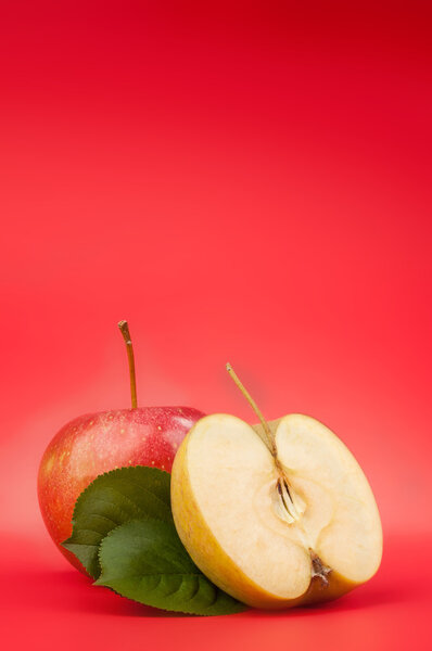 яблоки на красном
 