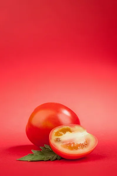 Tomaten op rood — Stockfoto