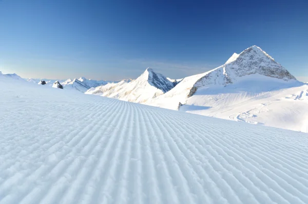 Свежая лыжная трасса на Hintertux — стоковое фото