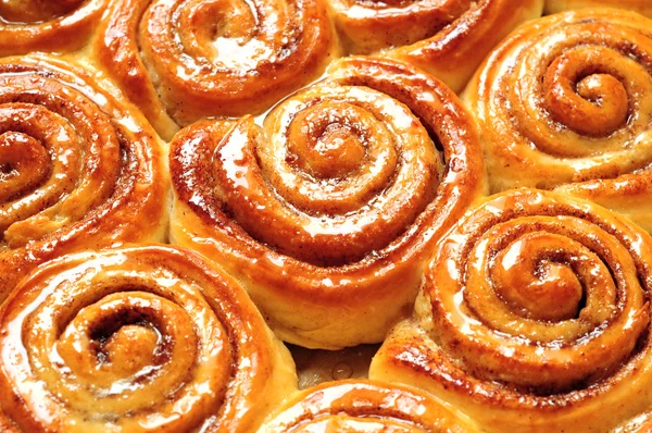 Appetizing cinnamon buns — Stock Photo, Image