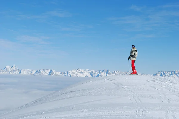 Esquiador no início de uma pista de esqui — Fotografia de Stock