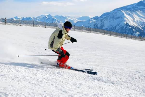 Лыжник спускается по лыжне — стоковое фото