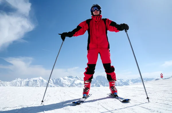 男性在 solden 滑雪度假村滑雪 — 图库照片