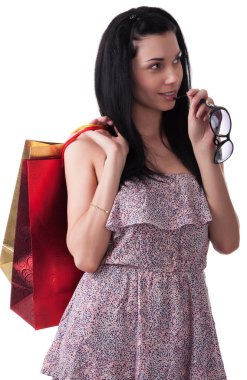 Alışveriş çantalı genç bir kadın.