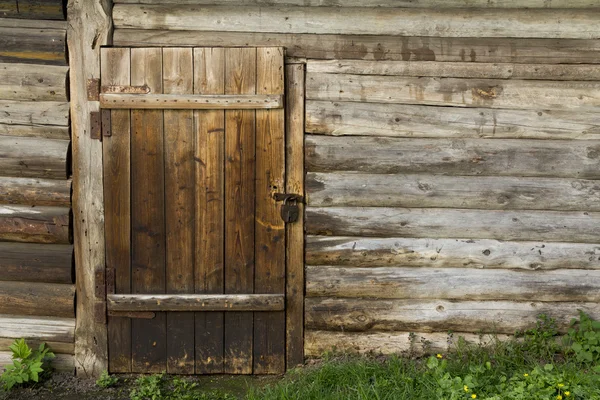 Stare drewniane ściany i drzwi z zamkiem zardzewiały — Zdjęcie stockowe