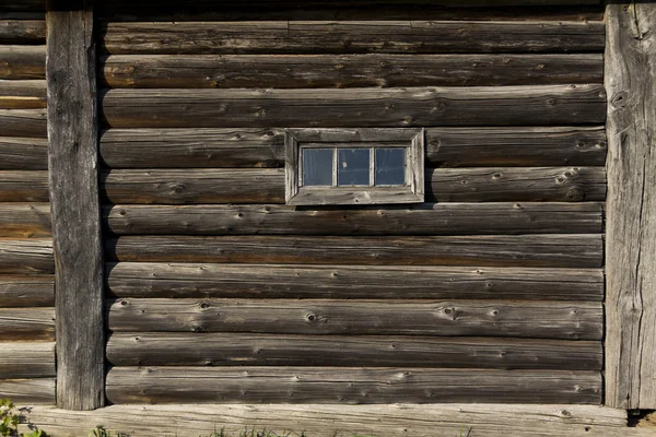 Wioska ściana domu z małym oknem — Zdjęcie stockowe
