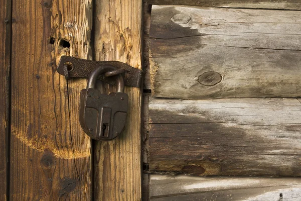 Old wooden door with rusty lock — Stock Photo, Image