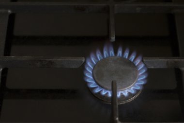 bir gaz sobası ve alev yanan