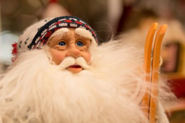 Noel Baba gülümseyerek yakın çekim