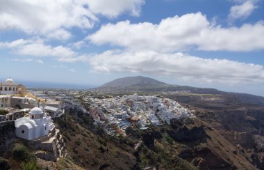 Kaldera manzaralı Fira panoraması ve Nea Kameni, Santorini, Yunanistan