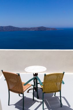 masa ve sandalyeler bakan açık bir günde, santorini, Yunanistan