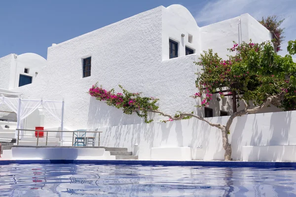 Tradicional santorini huis met zwembad — Stockfoto