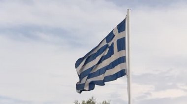 Yunanistan ulusal bayrak Rüzgar bulutlu gökyüzü karşı