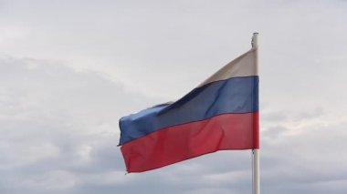 Rusya Federasyonu Rüzgar bulutlu gökyüzü karşı ulusal bayrak