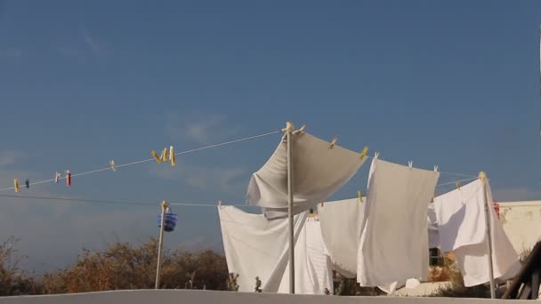 Sábanas secas lavadas en cuerda en día claro brillante — Vídeo de stock