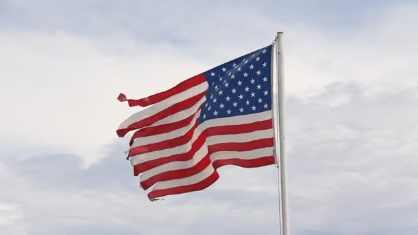 Bandera nacional de los EE.UU. en el viento contra un cielo nublado — Vídeo de stock