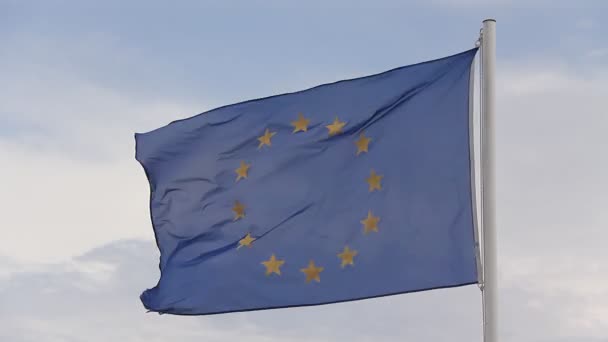 EU-Flagge im Wind vor bewölktem Himmel — Stockvideo