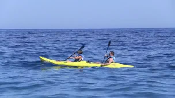 Un par de kayak en el mar. Inicio de temporada en Grecia, mayo de 2014 — Vídeos de Stock