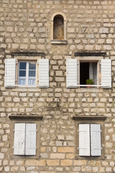 Windows na małym dom śródziemnomorskiego — Zdjęcie stockowe