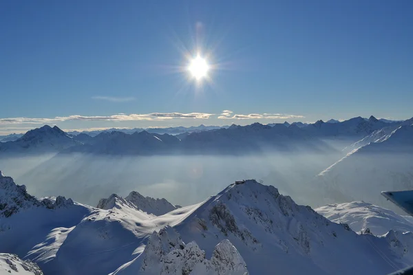 Raggi di sole attraverso la nebbia mattutina nelle Alpi — Foto Stock