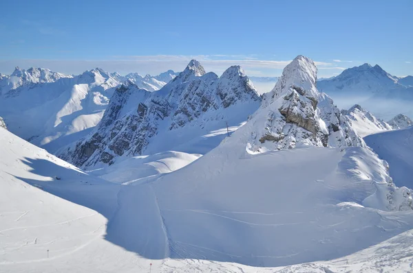 Montanhas de inverno na estação de esqui — Fotografia de Stock