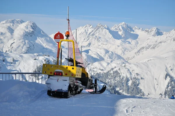 Resgate snowmobile em alpes — Fotografia de Stock